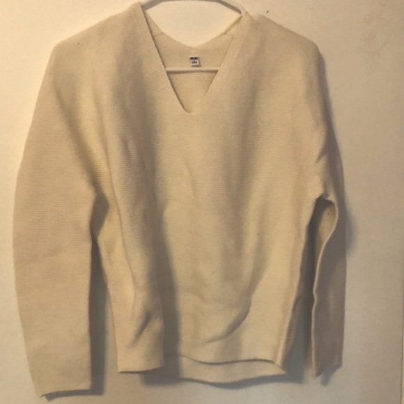 Uniqlo cream coloured v-neck sweater - Picture 1 of 2